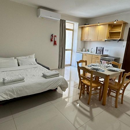 The Triton Aparthotel Σεντ Πόλς Μπέι Εξωτερικό φωτογραφία