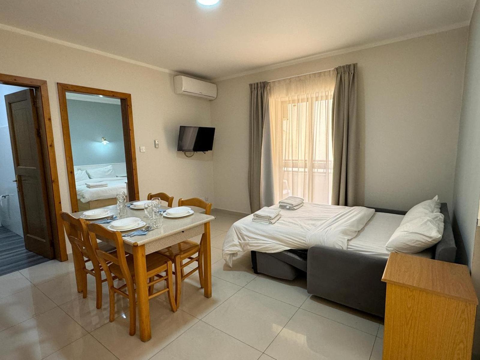 The Triton Aparthotel Σεντ Πόλς Μπέι Εξωτερικό φωτογραφία