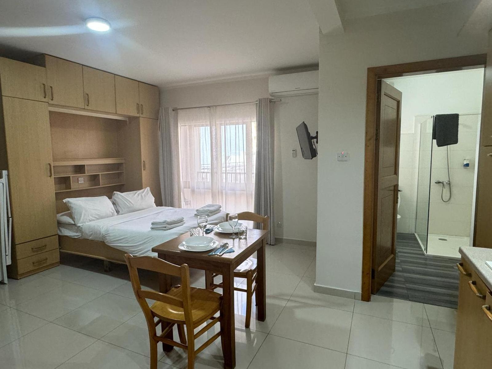 The Triton Aparthotel Σεντ Πόλς Μπέι Εξωτερικό φωτογραφία