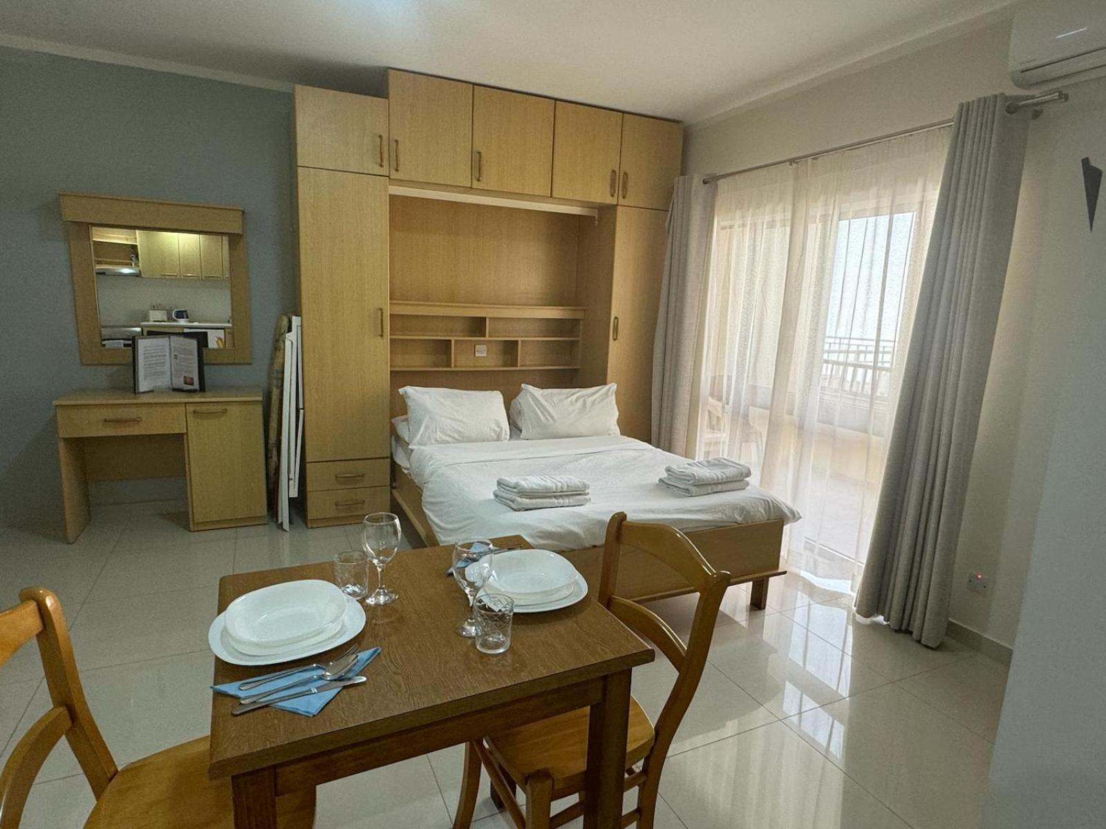The Triton Aparthotel Σεντ Πόλς Μπέι Εξωτερικό φωτογραφία