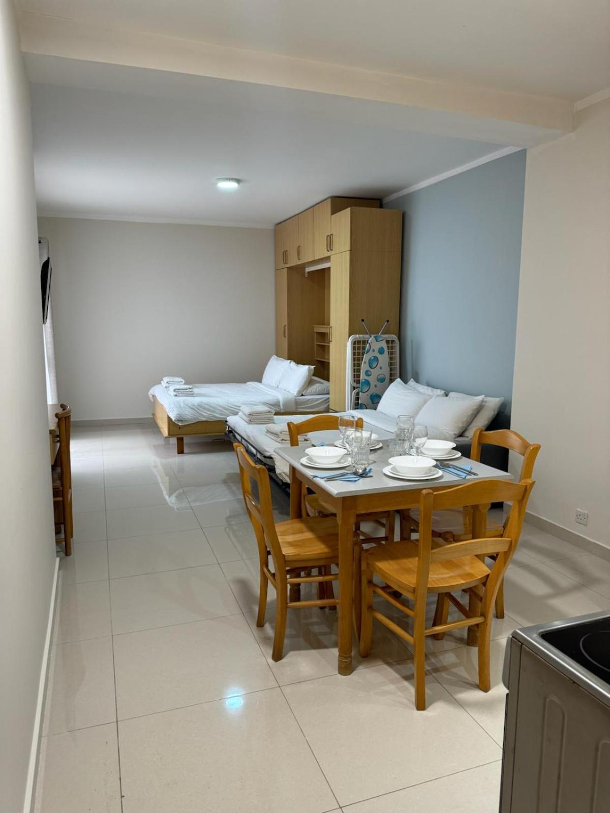 The Triton Aparthotel Σεντ Πόλς Μπέι Εξωτερικό φωτογραφία