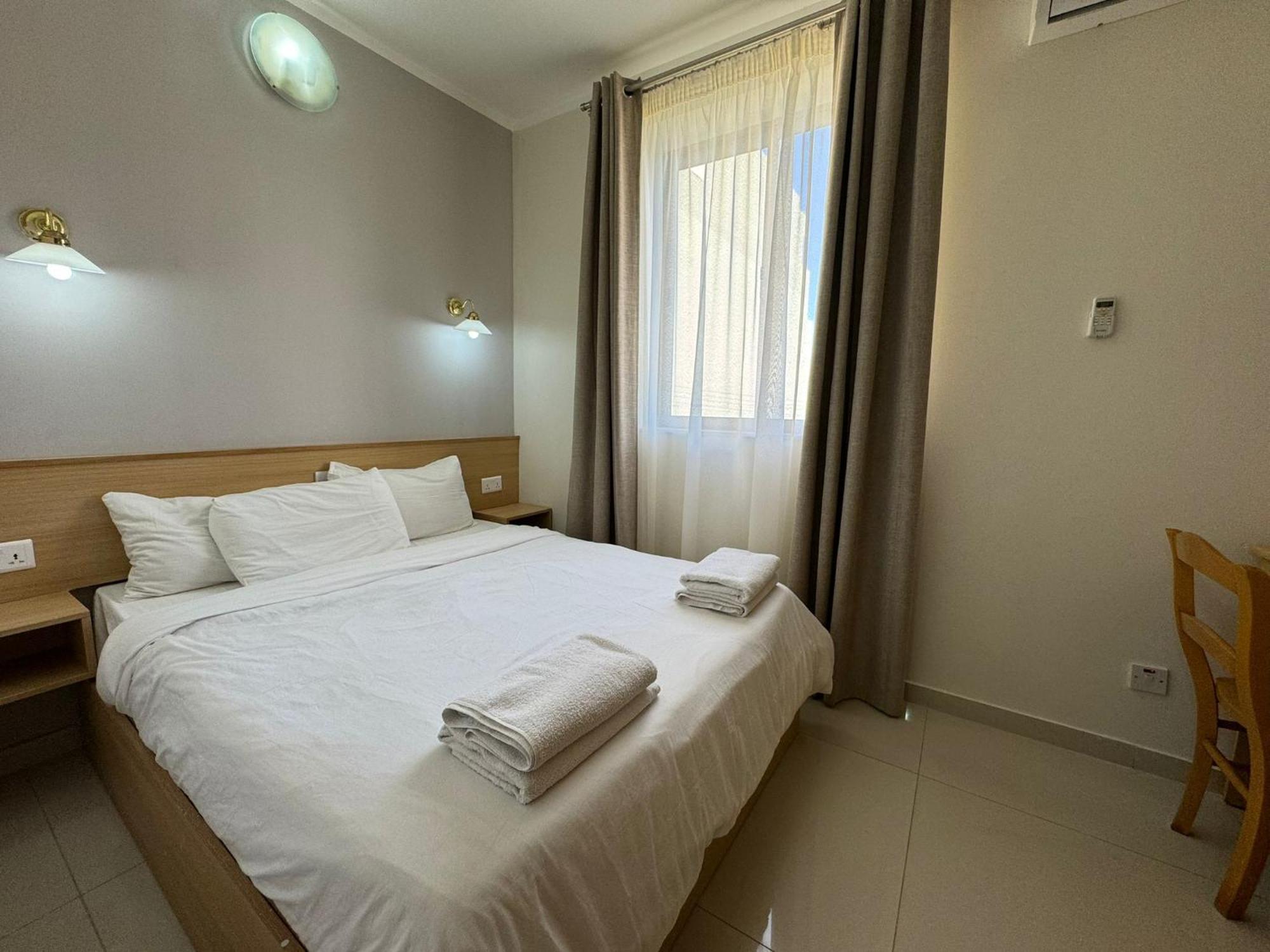 The Triton Aparthotel Σεντ Πόλς Μπέι Εξωτερικό φωτογραφία