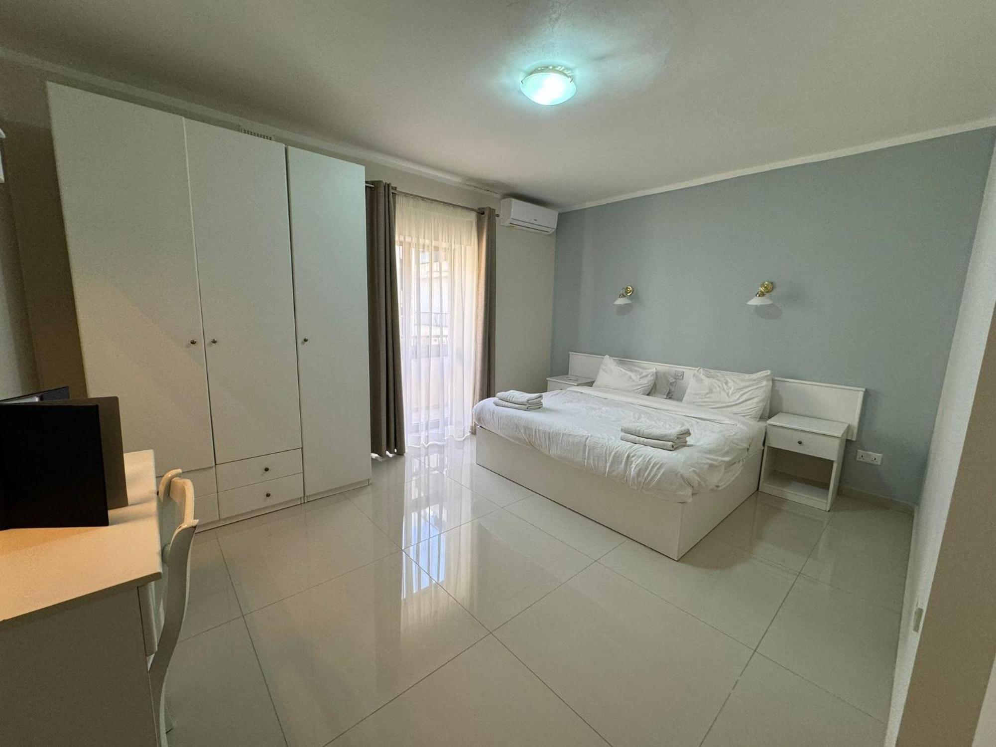 The Triton Aparthotel Σεντ Πόλς Μπέι Εξωτερικό φωτογραφία