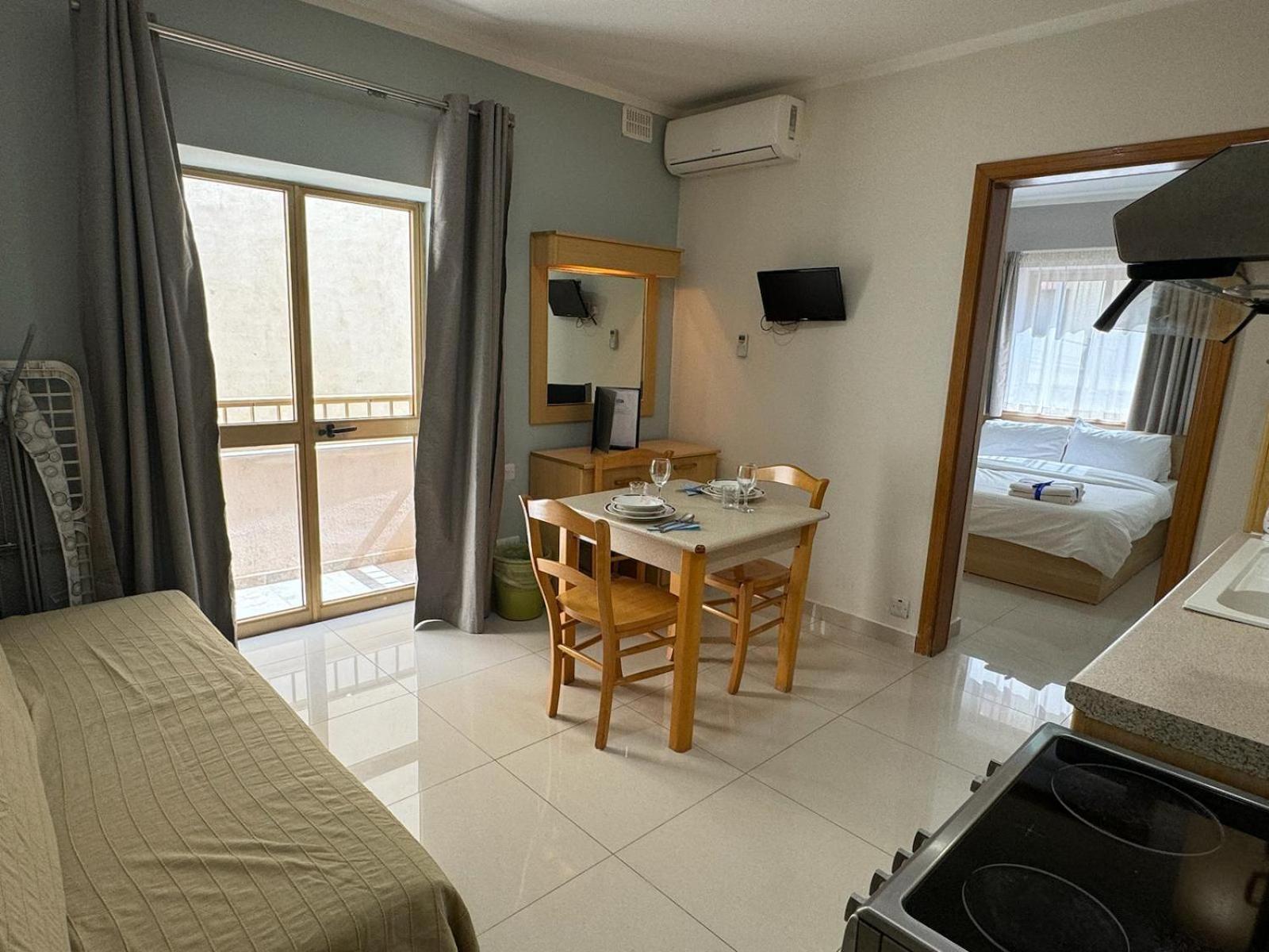 The Triton Aparthotel Σεντ Πόλς Μπέι Εξωτερικό φωτογραφία