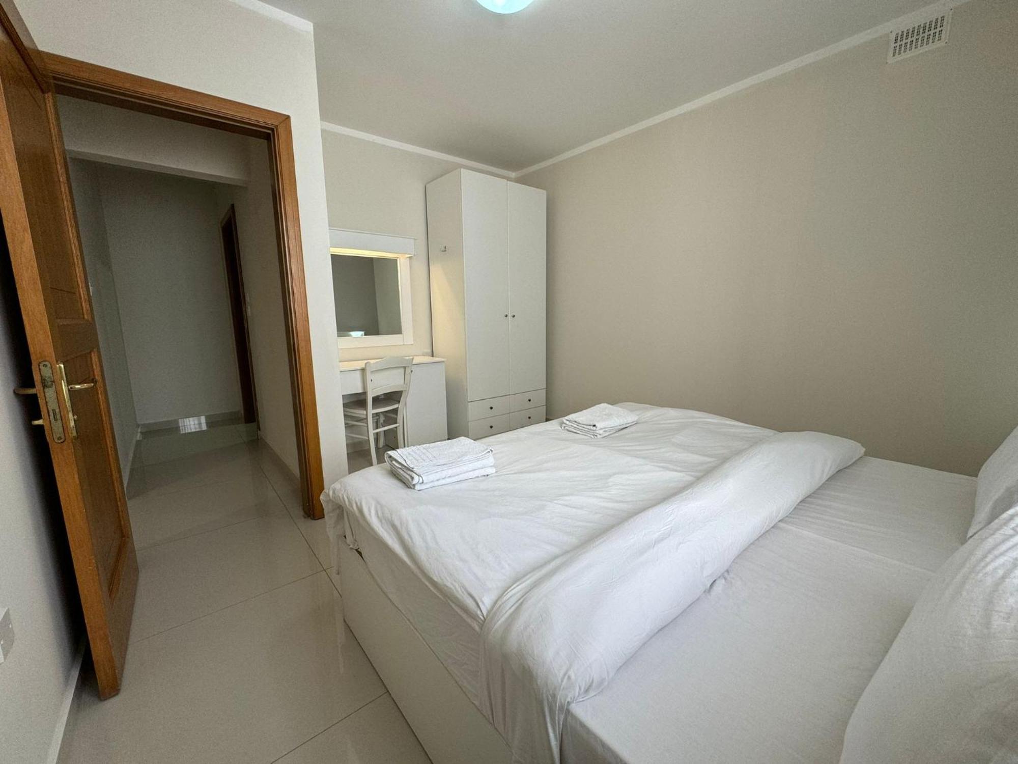 The Triton Aparthotel Σεντ Πόλς Μπέι Εξωτερικό φωτογραφία